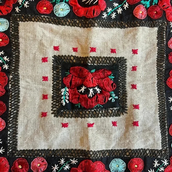 Vintage Hand-Embroidered Floral Linen Tablecloth 25x25 - Red & Black Design - Picture 4 of 9